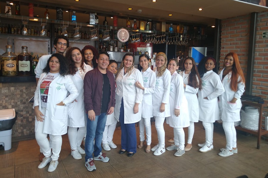 Alunos do curso de Técnico em Nutrição da Esamaztec fazem visita técnica a restaurante do Shopping Boulevard, em Belém